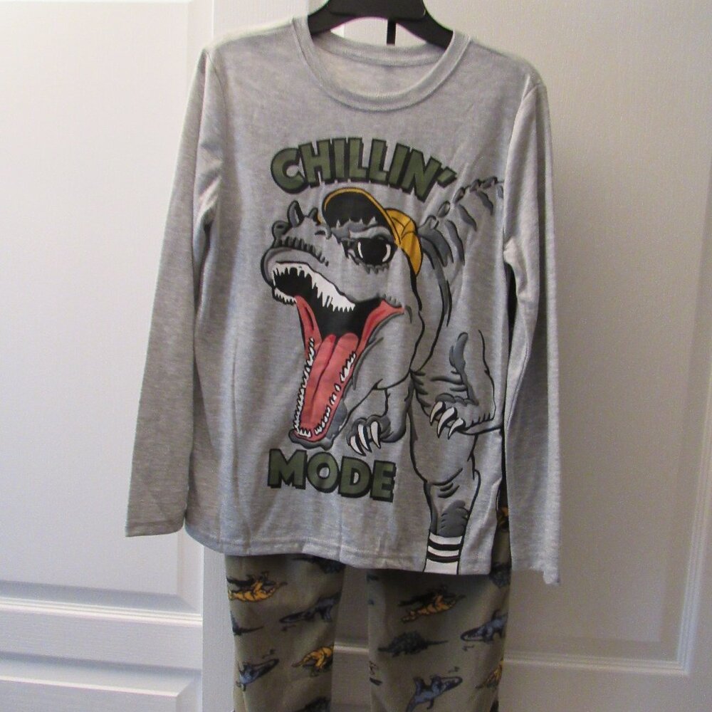 NEW BOYS' TWO-PIECE PAJAMA SET SIZE MEDIUM (8)